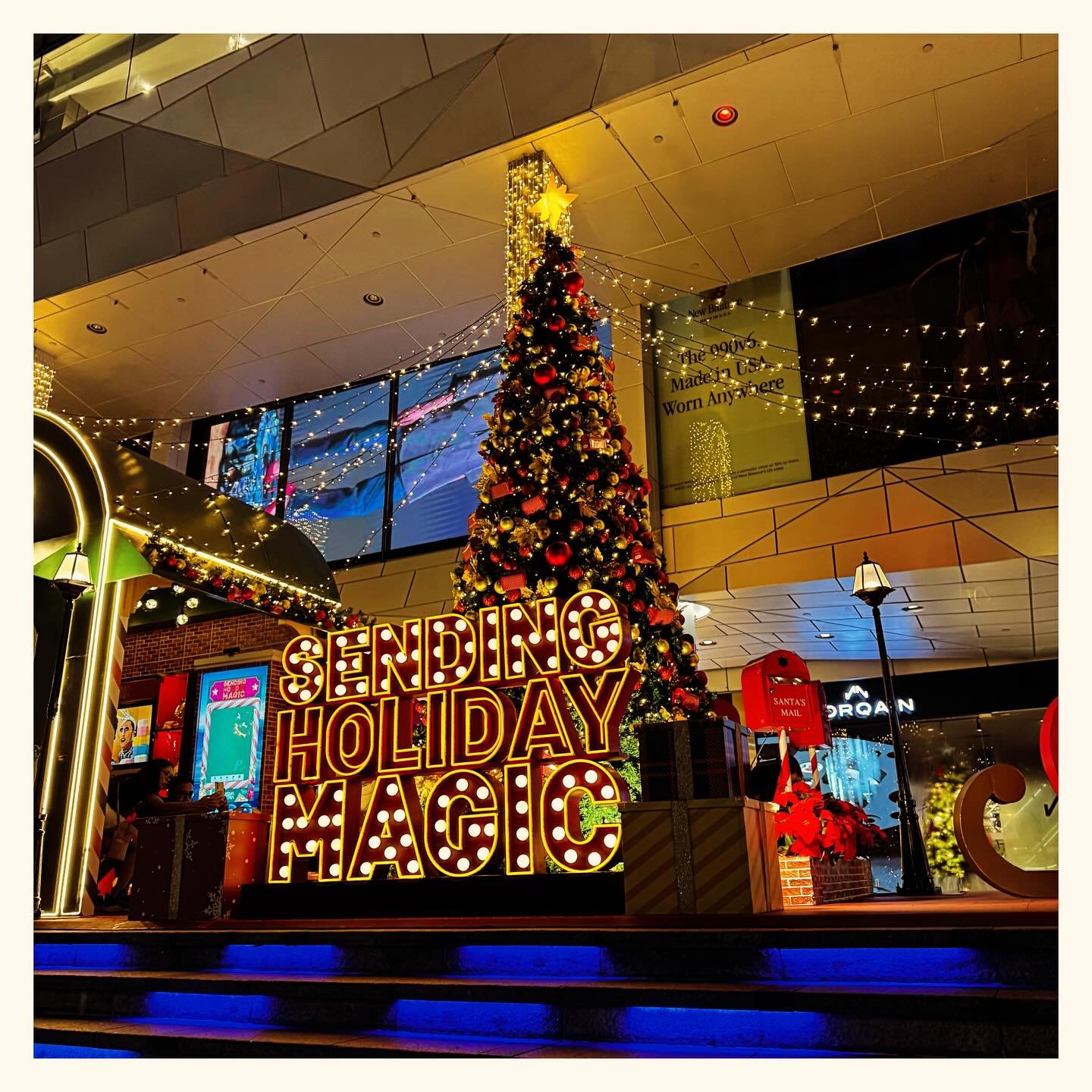 18 days till #Christmas2025. 🥳🍾️☃️