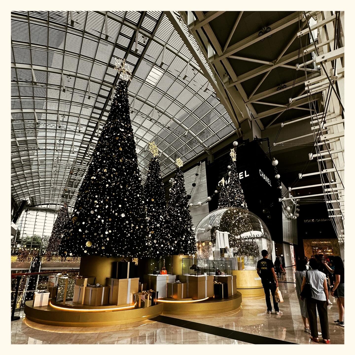 14 days till #Christmas2025. 🥳🍾️☃️