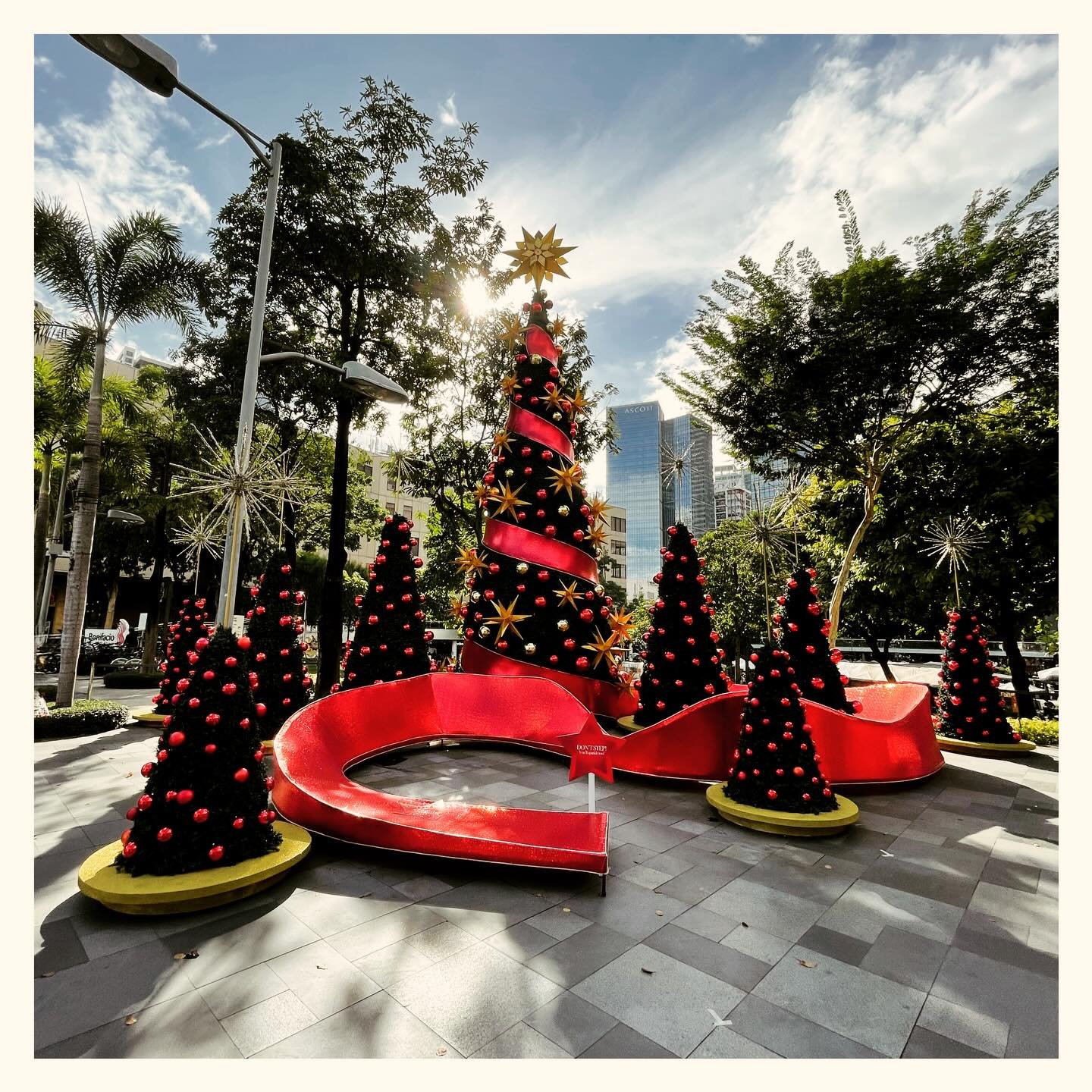 8 days till #Christmas2025. 🥳🍾️☃️