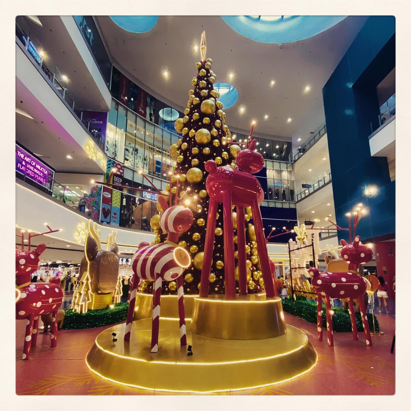 4 days till #Christmas2025. 🥳🍾️☃️